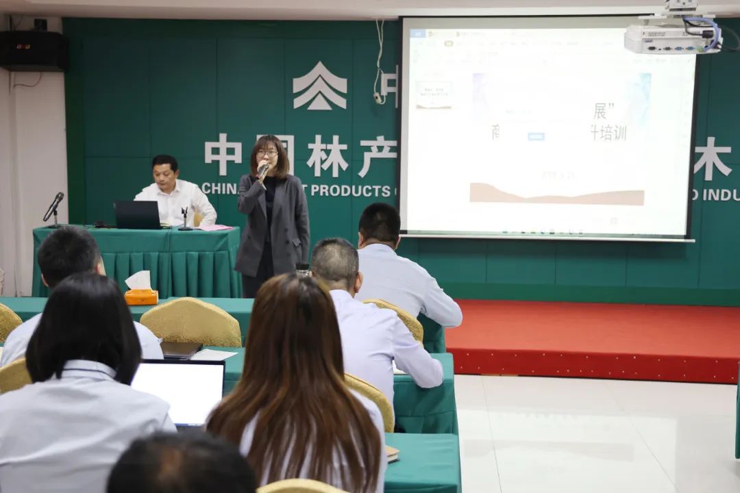 中林華中國際木業(yè)組織開展商務禮儀培訓