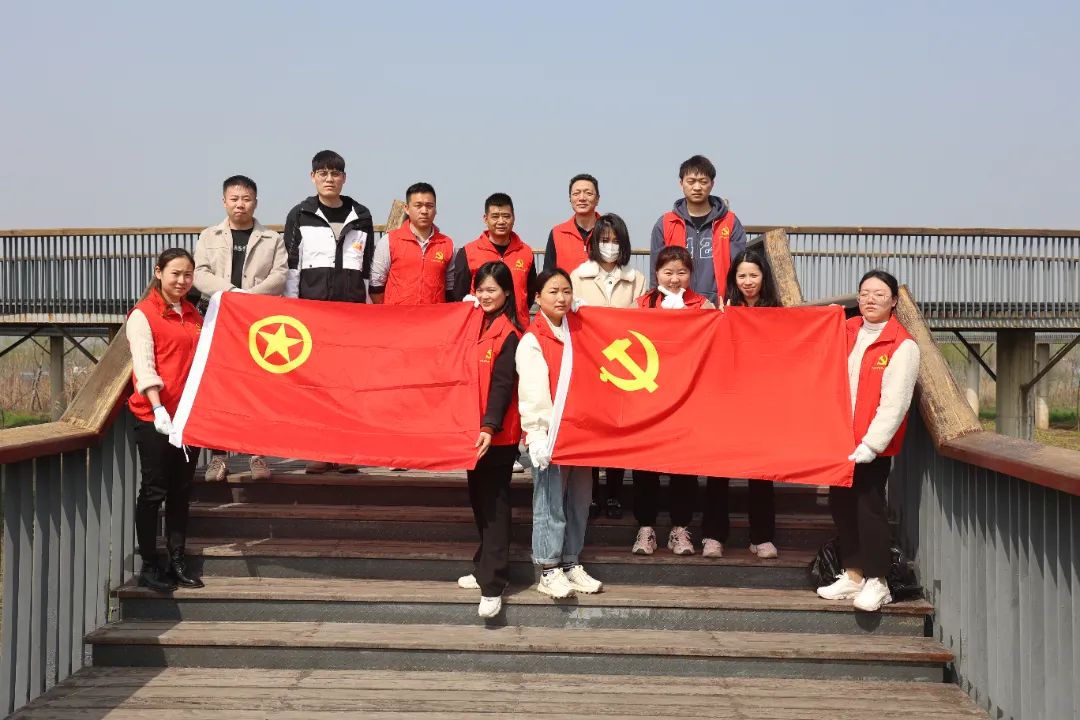 守護(hù)長(zhǎng)江最美岸線(xiàn)│華中木業(yè)黨支部組織開(kāi)展“學(xué)雷鋒”志愿服務(wù)活動(dòng)